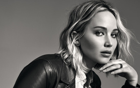 Актриса Дженнифер Лоуренс на сером фоне 