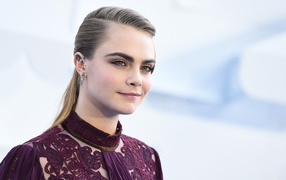 Актриса Кара Делевинь с очаровательной улыбкой