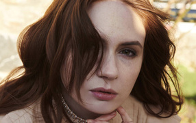 Актриса Карен Гиллан с распущенными волосами