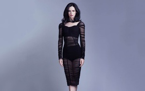 Актриса Кристен Риттер в черном платье на фиолетовом фоне