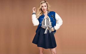 Актриса Лили Рейнхарт в спортивной куртке 