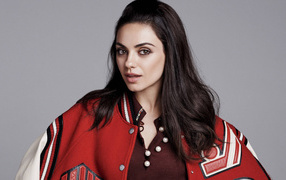 Актриса Мила Кунис в спортивной куртке