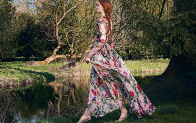 Актриса Софи Тёрнер в красивом платье у реки