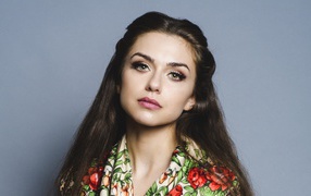 Актриса Виктория Конфал на сером фоне