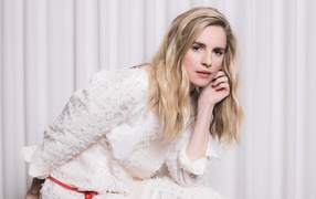 Актриса,  сценарист Брит Марлинг в белом платье