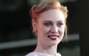 Американская актриса Дебора Энн Уолл с очаровательной улыбкой