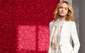 Американская актриса Эмбер Валлетта в белом костюме