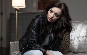 Американская актриса Франческа Фишер-Иствуд в черной кожаной куртке