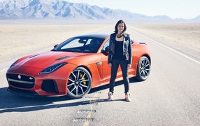 Американская актриса Мишель Родригес с автомобилем Jaguar F-TYPE