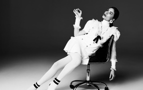Американская актриса Оливия Калпо сидит на стуле, черно белое фото