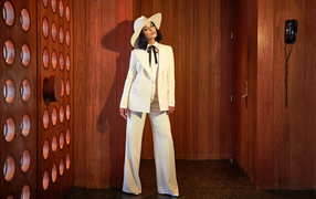 Американская актриса Ванесса Хадженс в белом костюме