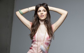 Американская актриса Виктория Джастис на сером фоне