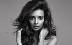 Американская актриса, модель Эмили Ратаковски, черно-белое фото