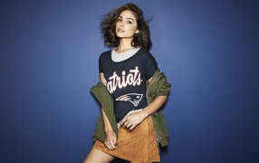 Американская актриса, модель Оливия Калпо на синем фоне