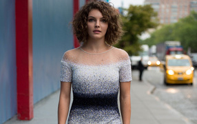 Красивая актриса Камрен Бикондова