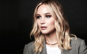 Красивая актриса Дженнифер Лоуренс на сером фоне