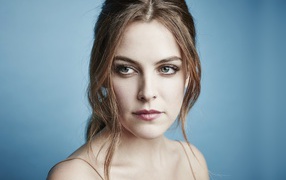 Красивая актриса Райли Кио фото на голубом фоне