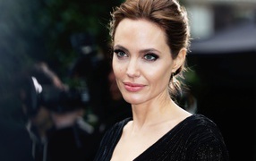 Красивая популярная актриса Анджелина Джоли в черном платье