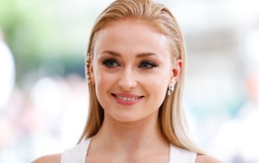 Красивая рыжеволосая актриса Софи Тёрнер с очаровательной улыбкой