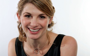 Красивая улыбающаяся актриса Джоди Уиттакер