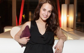 Красивая улыбающаяся девушка, актриса Алисия Викандер