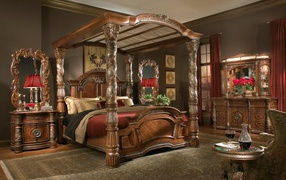 Спальня в старинном стиле с большой деревянной кроватью 