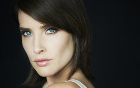 Голубоглазая брюнетка, актриса Коби Смолдерс