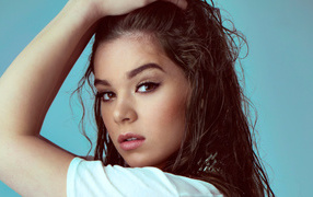 Кареглазая девушка актриса Хейли Стейнфилд