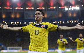 Колумбийский футболист Хамес Родригес радуется на поле