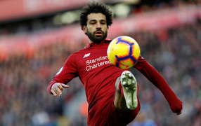 Египетский футболист Мохаммед Салах отбивает мяч