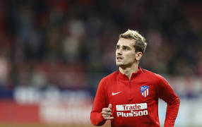 Футболист Антуан Гризманн в красной форме на поле 