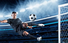 Футболист отбивает мяч в воротах