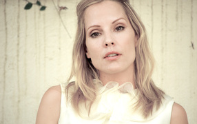 Нежная актриса Эмма Колфилд