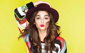 Индийская актриса Алиа Бхатт на желтом фоне