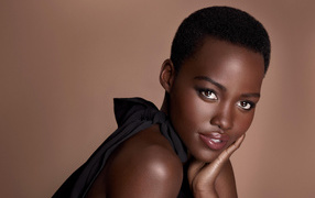 Кенийская актриса Люпита Нионго