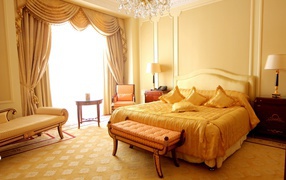 Большая спальная комната с кроватью в пастельных тонах 