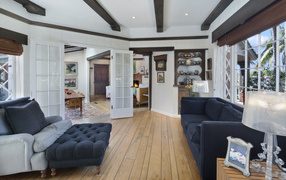 Гостиная комната с большим черным диваном