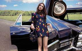 Модель, актриса Эмили Ратаковски у черного автомобиля