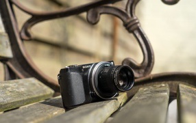 Старый фотоаппарат SONY на деревянной лавке