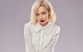 Популярная актриса Эмилия Кларк блондинка