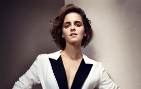 Популярная актриса Эмма Уотсон в пиджаке