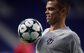 Португальский футболист Пепе с мячом