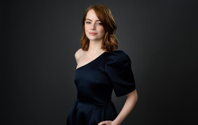 Рыжеволосая актриса Эмма Стоун в черном платье