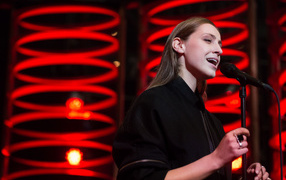 Представительница Бельгии Сеннек с микрофоном, Евровидение 2018