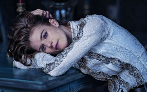 Грустная девушка, актриса Роуз Лесли