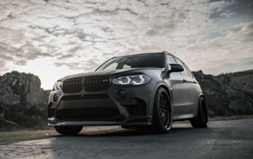 Серебристый автомобиль BMW X5M, 2018