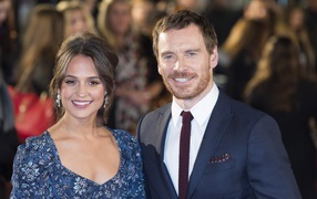 Улыбающиеся актеры Алисия Викандер и Майкл Фассбендер