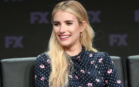 Улыбающаяся актриса Эмма Робертс