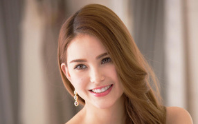 Улыбающаяся актриса Ханна Куинливан