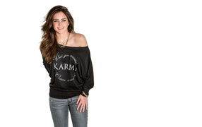 Улыбающаяся актриса Райан Ньюман на белом фоне